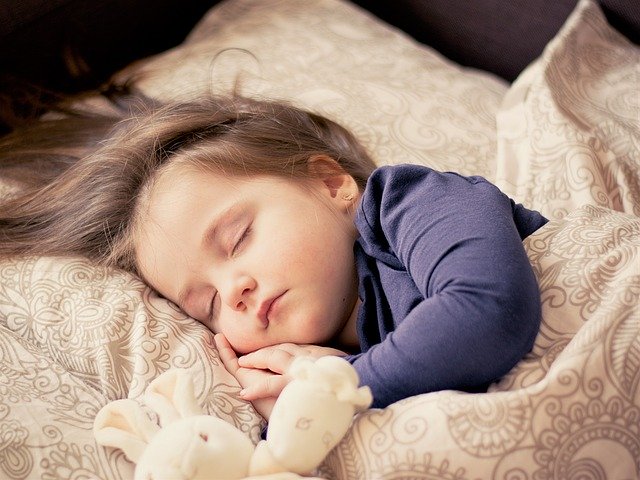 寝ている子供の画像