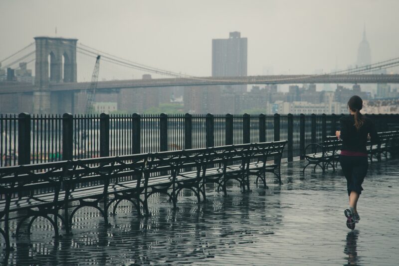 雨の日に走っている人の画像